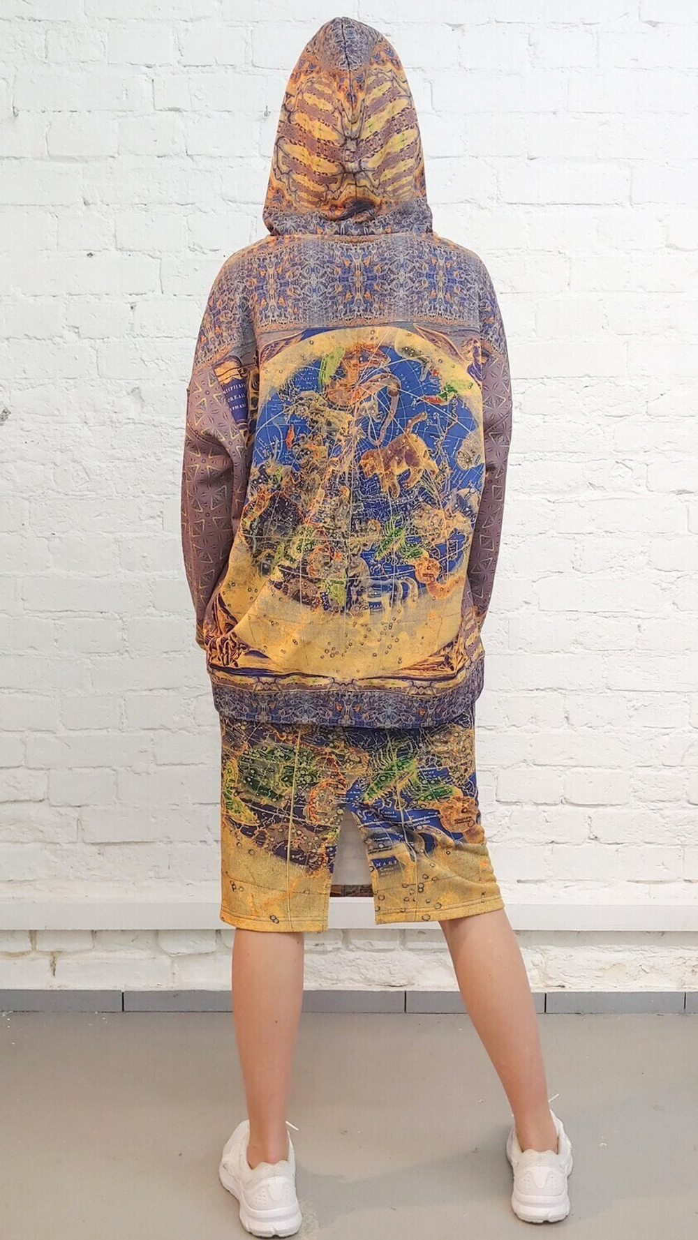 Худи «Зодиак», по мотивам иллюстраций из Небесного атласа Андреаса Целлариуса «Гармония Макрокосмоса»