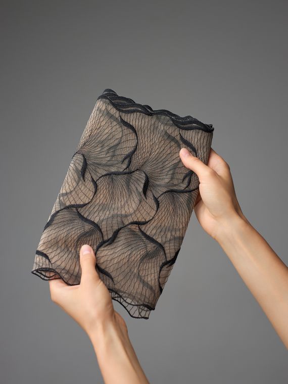 05-160 Вышивка на неэл. сетке 24 см, бежевый 775 /черный 170