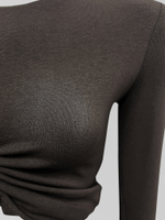 Костюм by Gor 25070 из удлиненной юбки с расклешенным низом и топом с затяжками