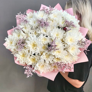 Букет из 7 кустовых хризантем сорта "Балтика белая" и розовым лимониумом