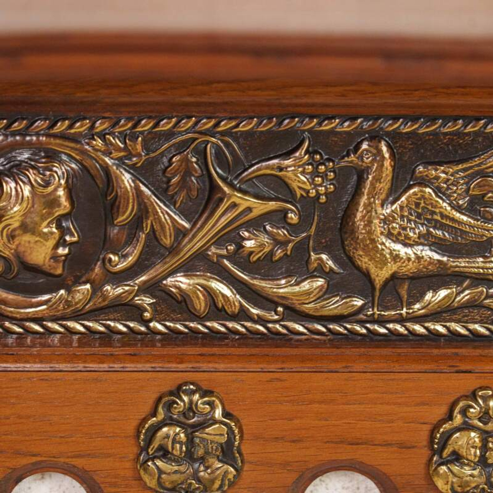 Настенная вешалка в Неоренессансном стиле