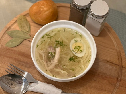 Куриный бульон с лапшой и яйцом