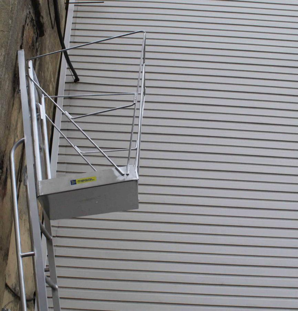 Площадка, навешиваемая на лестницы MEGAL ПЛА 1200-0,6*0,55