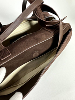 Женская замшевая сумка-багет коричневого цвета