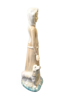 Фарфоровая статуэтка "Девушка с собакой"
