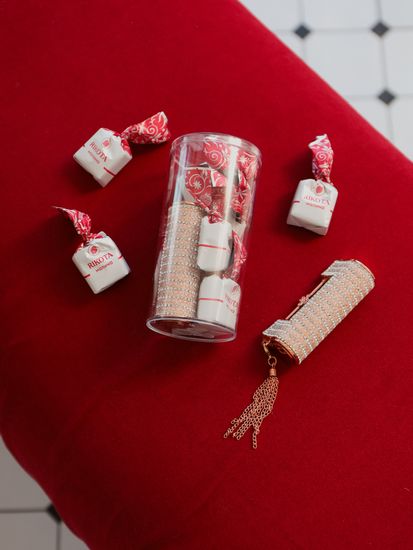 Комплект "Помада для губ двухцветная и конфеты"