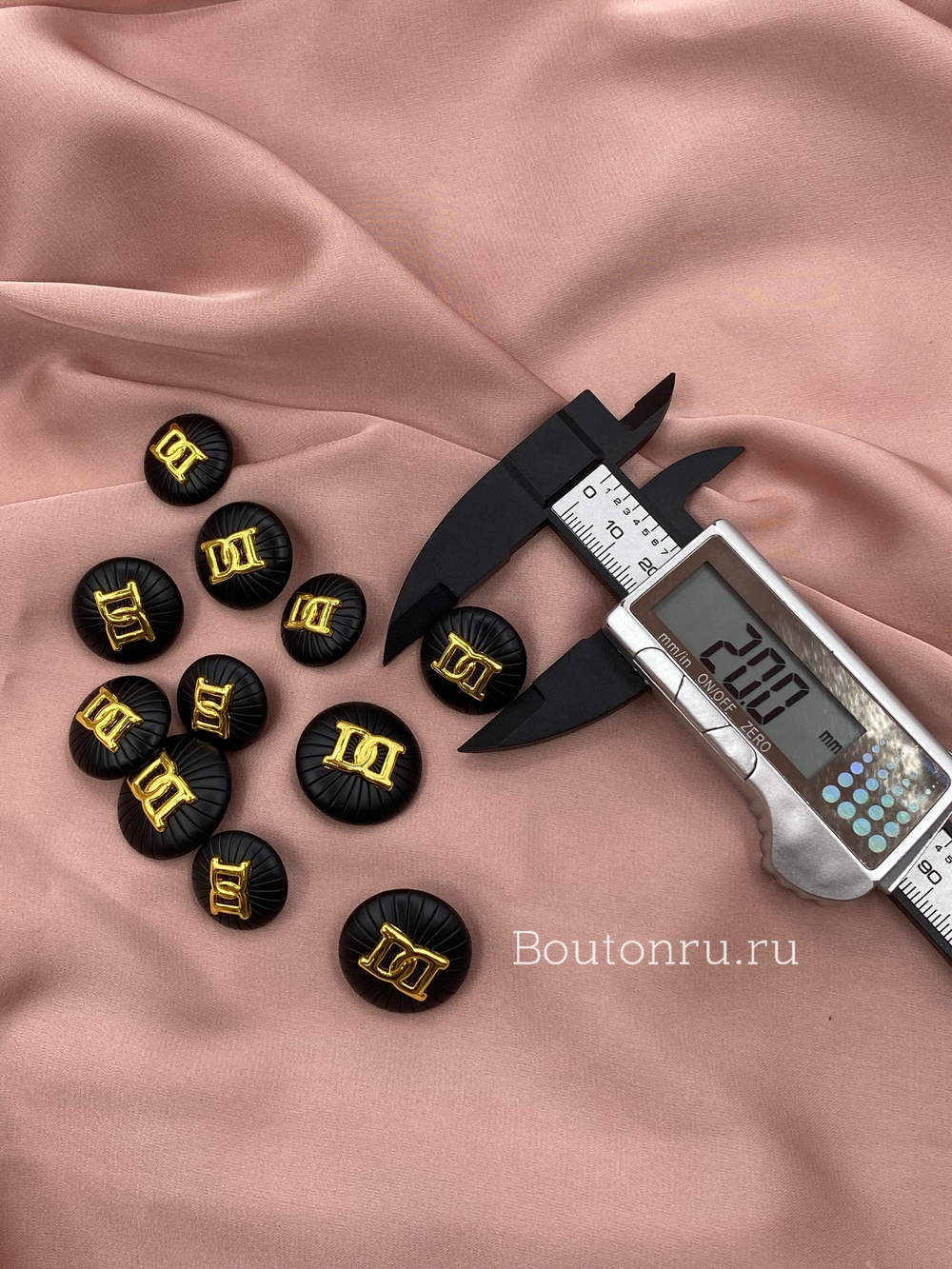 Пуговицы черные матовые с золотым декором