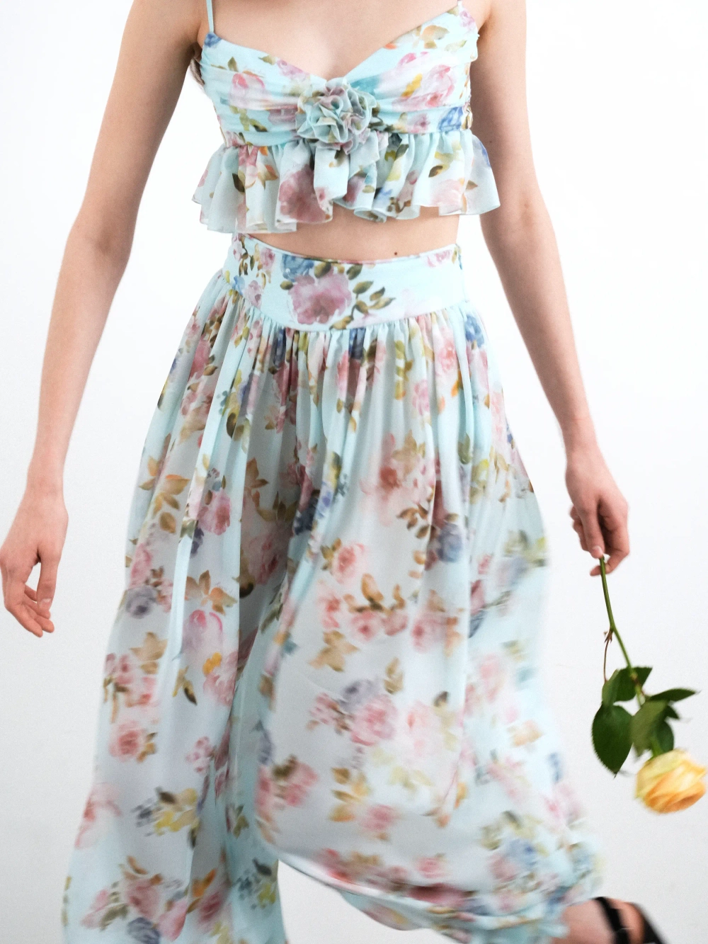 Уиллоу (Willow), топ из голубого шифона с цветочным принтом, с розой