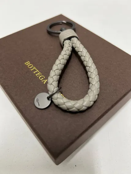 Брелок кожаный Bottega Venetta intrecciato, плетеный