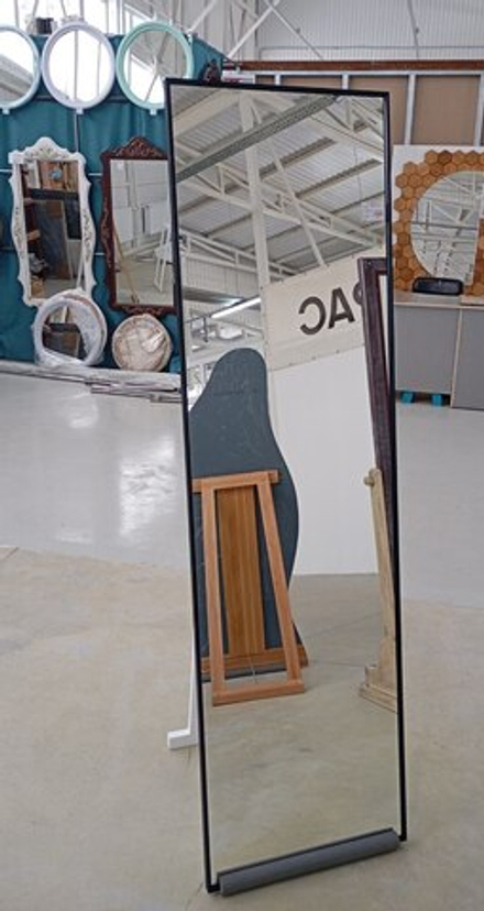 Напольное зеркало в раме алюминиевой