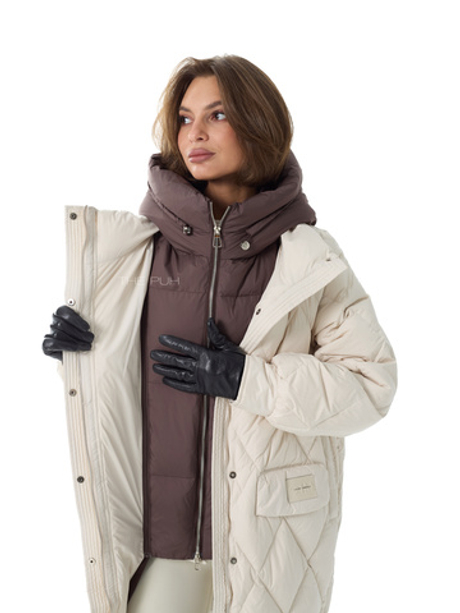 Удлиненный белый пуховик с контрастным капюшоном