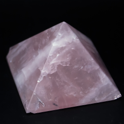 Пирамида 67мм розовый кварц  210.0