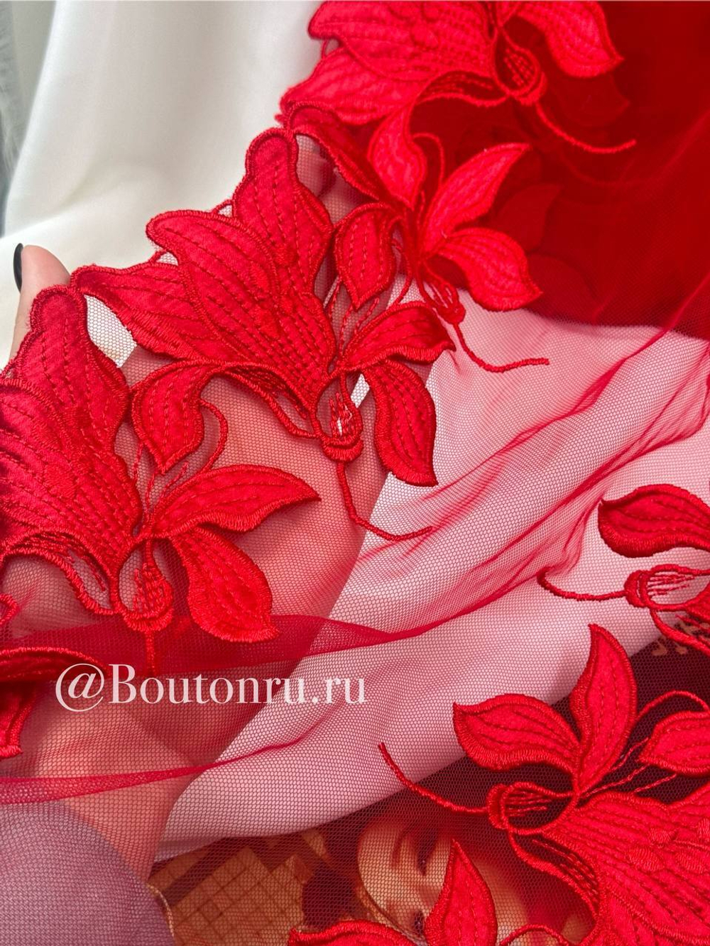 Кружево красное с вышитыми цветами "Лилии" 260 мм