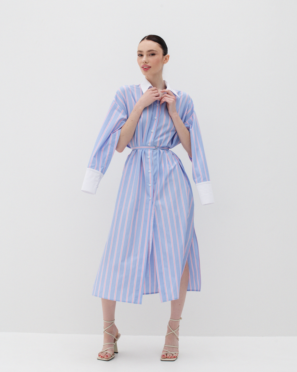Платье-рубашка в полоску с разрезами на рукавах