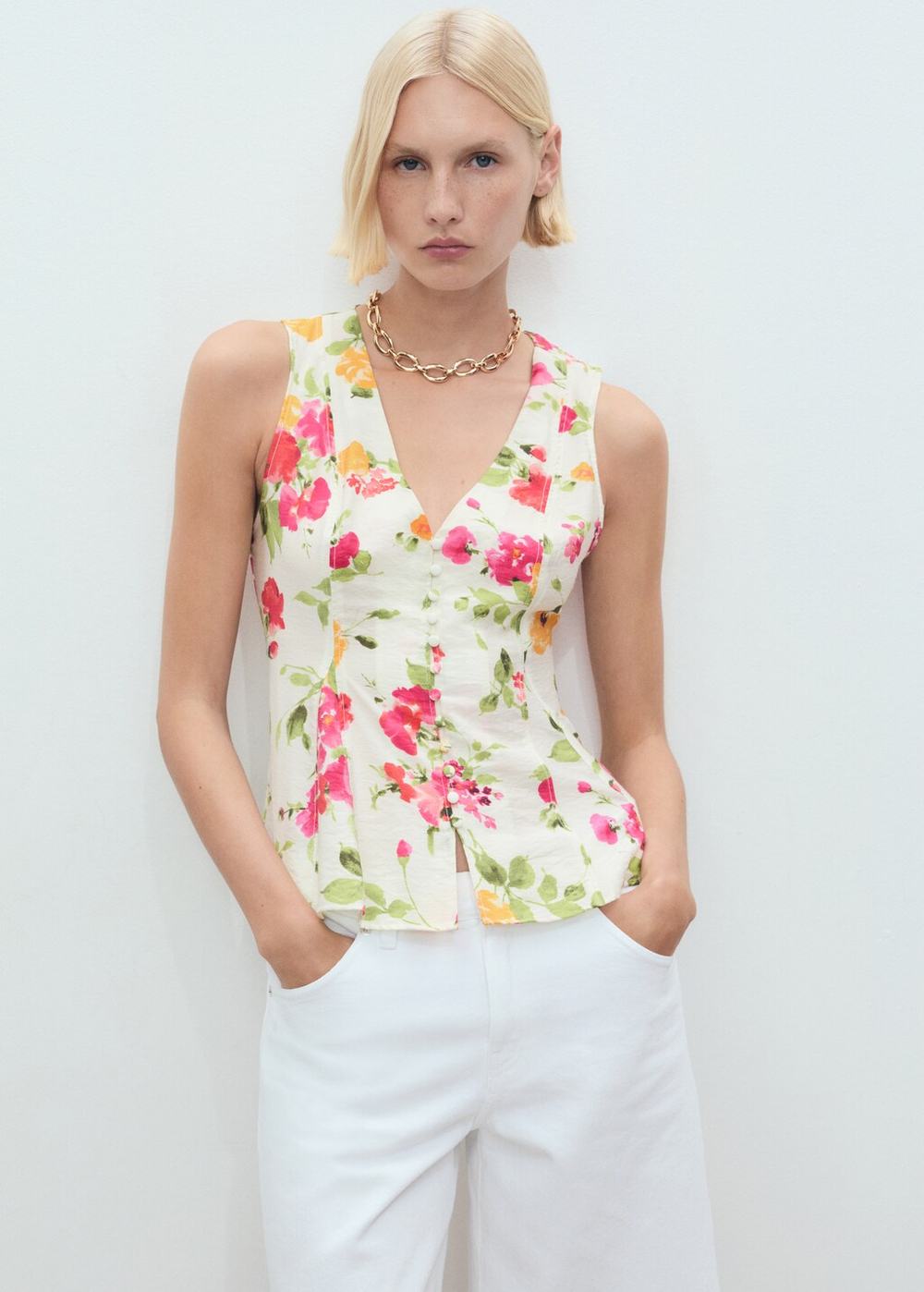 Приталенная цветочная блузка на пуговицах