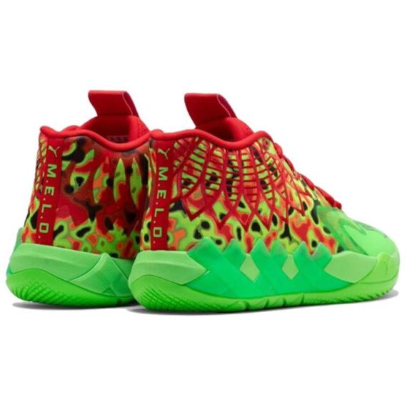 ПУМА МБ.01 Баскетбольные мячи ПОСРЕДИ Зеленого поля