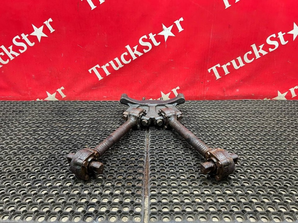 Кронштейн тяги реактивной в сборе