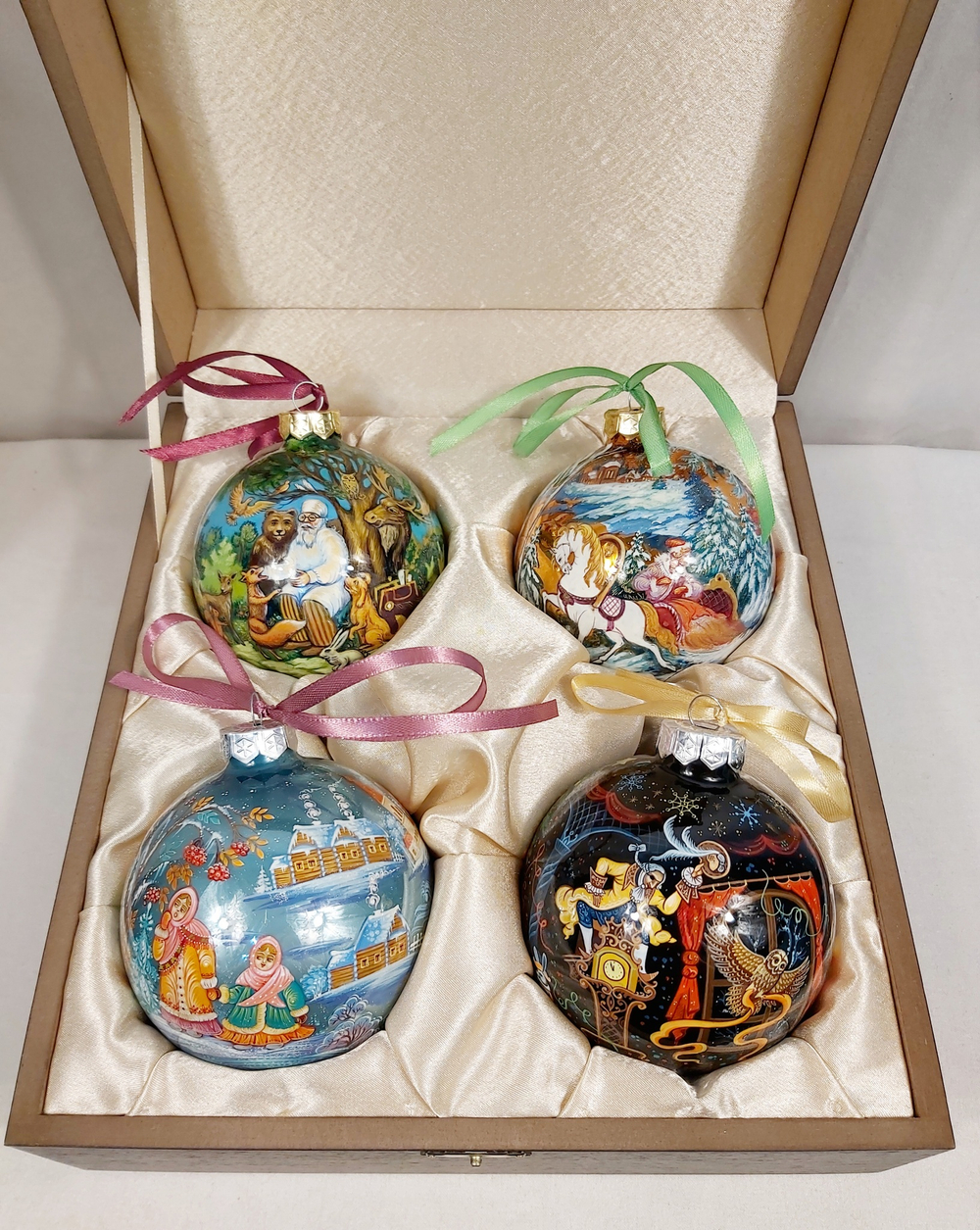 Сувенирный набор из 4-х новогодних шаров с ручной росписью