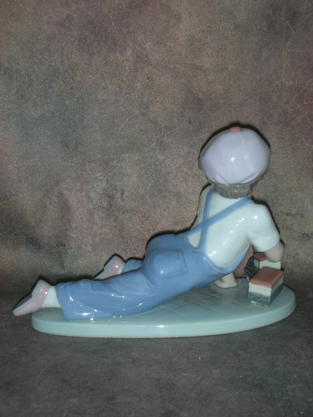 Статуэтка. Фарфор. Мальчик с паровозиком. Lladro. Испания