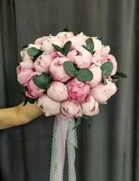 Букет невесты из пионов и эвкалипта с кружевными и атласными лентами