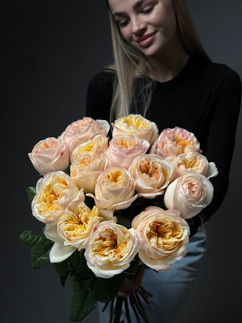 Букет из 15 персиковых пионовидных роз под ленту