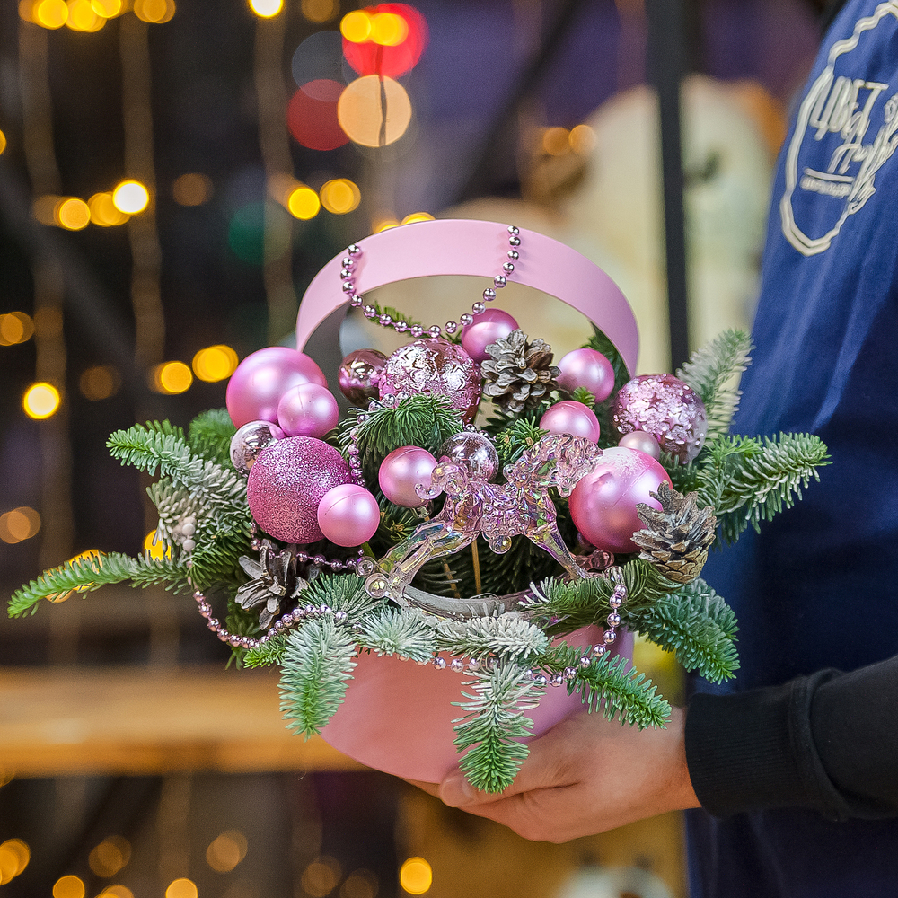 Оригинальная новогодняя композиция с нобилисом в розовом оформлении