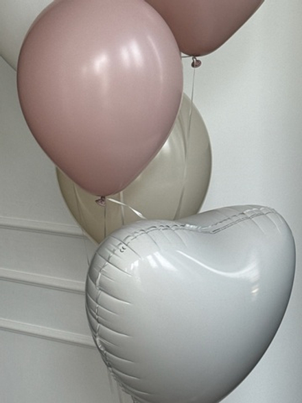 Фонтан из шаров с белым сердцем