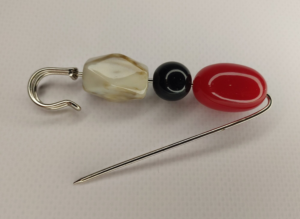 Булавка брошь "Камушки" для кардигана,  пальто, платков, костюмов, одежды.Цвет серый зелёный красный.