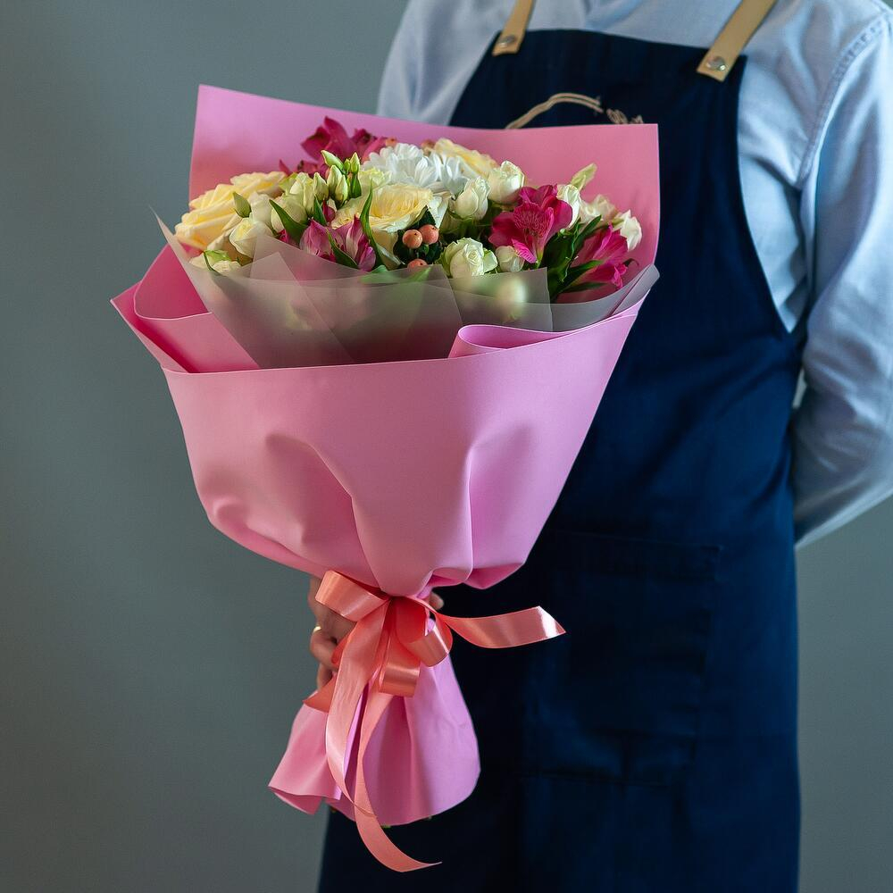 Букет в нежных тонах с альстромерией кустовой и одноголовой розой