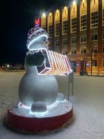 новогодняя фигура большой снеговик с гармошкой