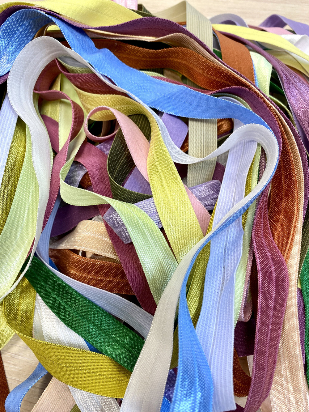 Бейка трикотажная эластичная 15мм (15 цветов по 3 м)