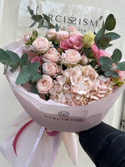 Букет с гортензией и кустовой пионовидной розой