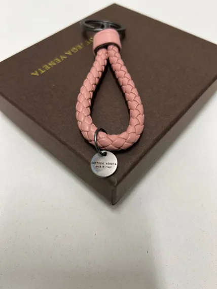 Брелок кожаный Bottega Venetta intrecciato, плетеный