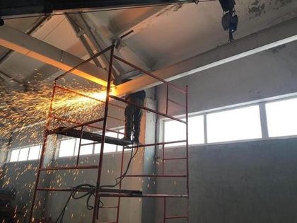 В новом здании ведутся строительные работы