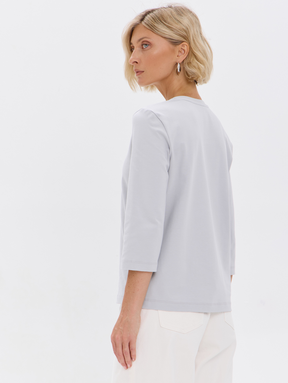 Свободный лонгслив с V-вырезом и рукавом 3/4