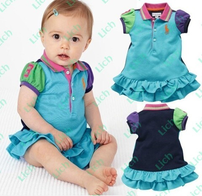 Платье-поло с вышивкой в виде логотипа и воланами на юбке