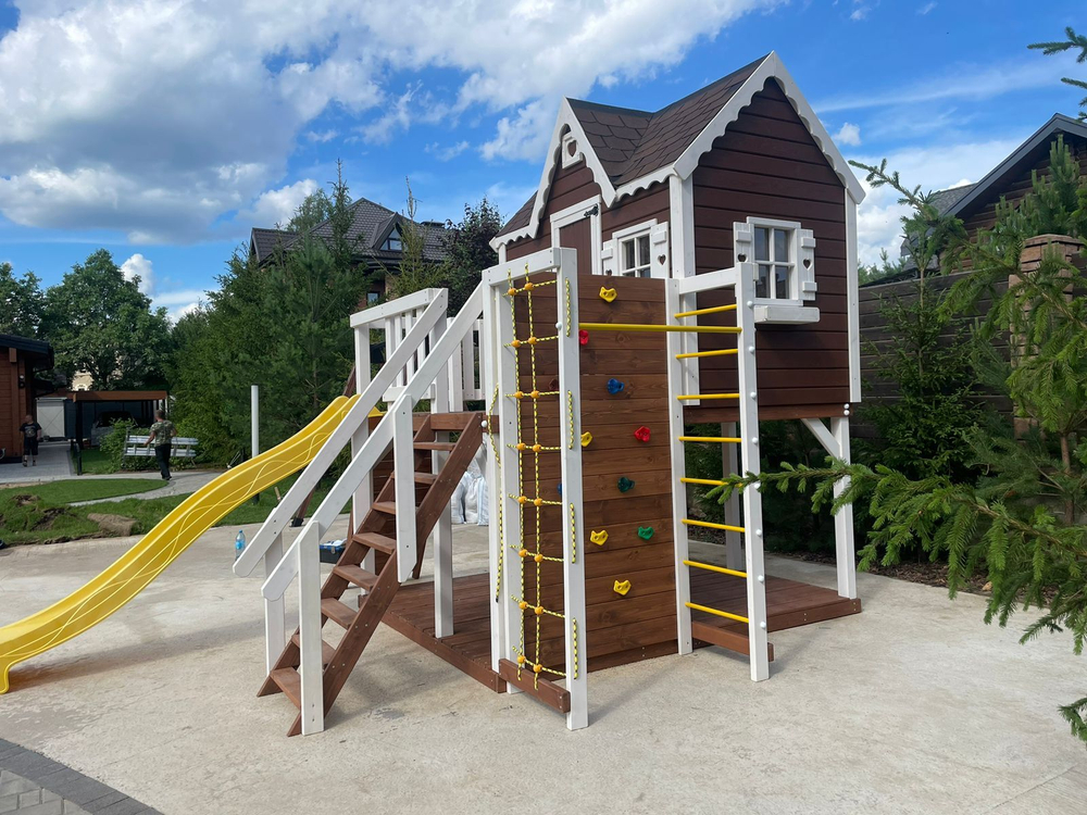 Детский игровой домик со спортивной секцией