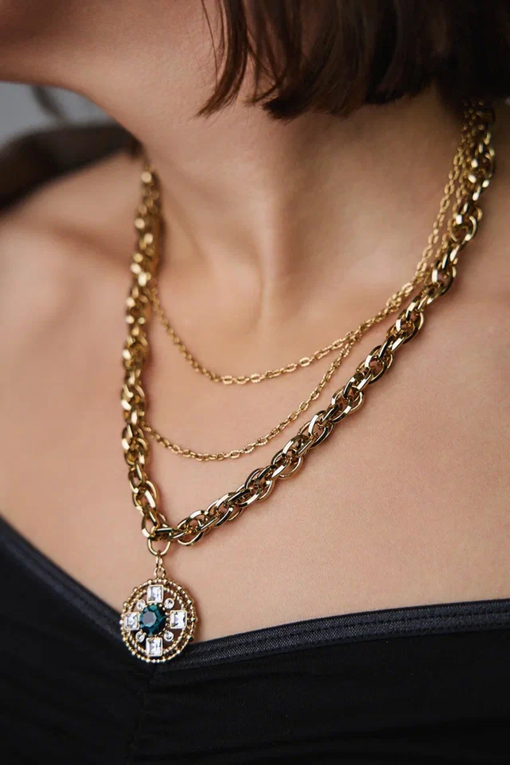 Колье из витой и тонких цепочек с круглым кулоном с синими и светлыми кристаллами