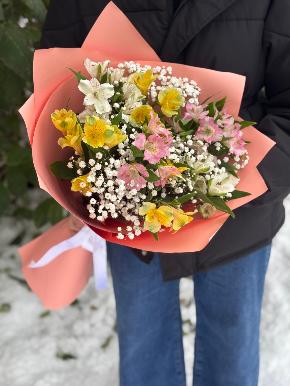 Букет цветов Альстромерии микс с гипсофилой