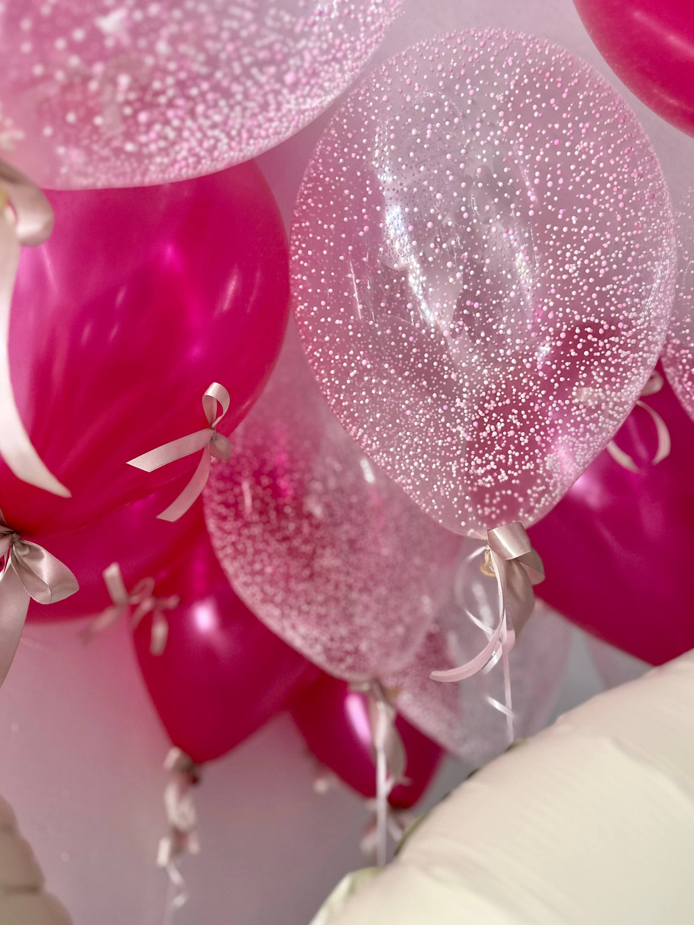 Воздушные гелиевые шарики с доставкой по Хабаровску бант песок/снег/фуксия №4567