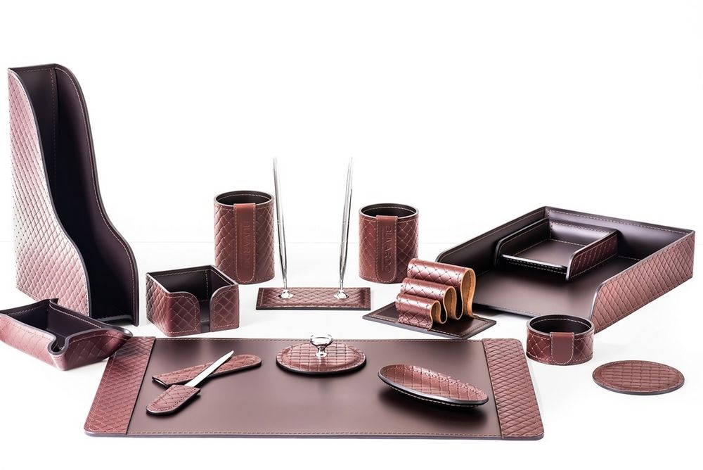 На фото настольный набор артикул 2166-AK Brown/шоколад из 15 предметов.