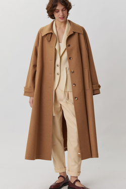 ОБъемное пальто бежевого цвета