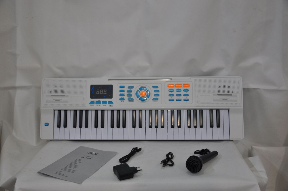 Синтезатор "SONATA" с микрофоном, 54 клавиши, 16 тембров, 100 ритмов, 12 демо мелодии, 4 вида самбы