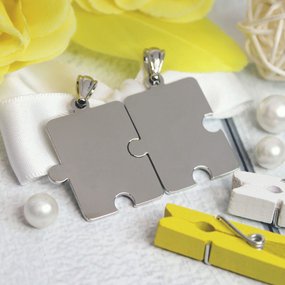 Кулоны для двоих в виде пазлов с именами