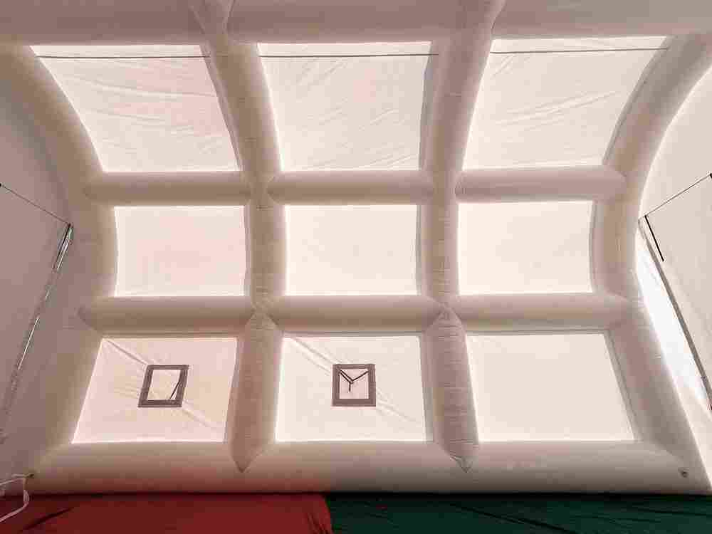 Надувной шатёр для техники белого цвета, 12*8*7 м