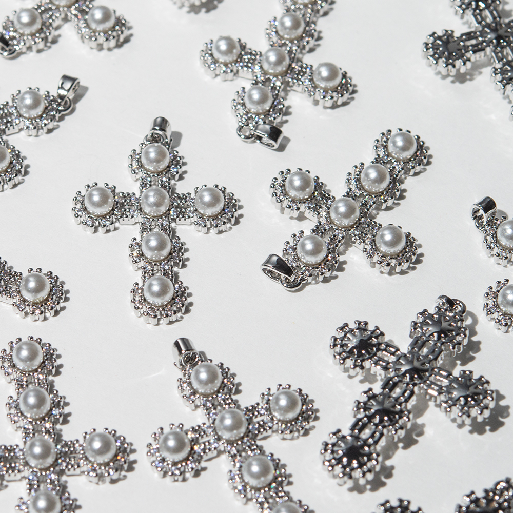 Подвеска с бейлом "Крест", хрустальный жемчуг, фианиты, 39*27,5мм, родирование