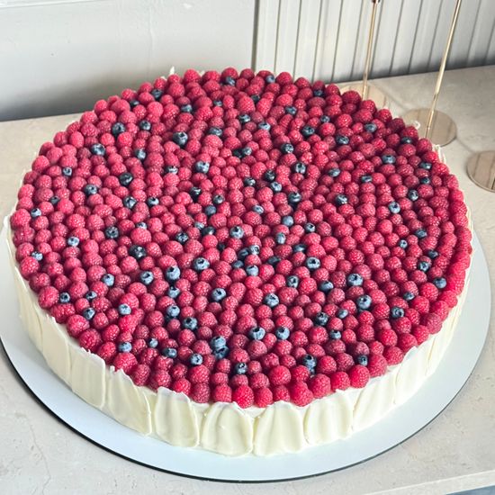 Торт в стиле итальянский пирог с малиной и голубикой