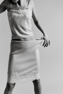 ZARA ВЯЗАНЫЙ ТОП С КРУЖЕВОМ И ВЫШИВКОЙ, ЭКРЮ