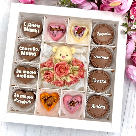 Шоколадный набор "С Днём Мамы. Мишка с розами. Пожелания": шоколадка и 12 конфет ручной работы