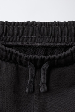 ZARA ШОРТЫ ИЗ МЯГКОЙ ТКАНИ С ВЫШИТЫМ ТЕКСТОМ, ТЕМНЫЙ АНТРАЦИТ